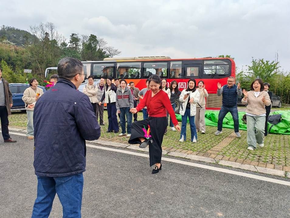一群人站在路上 AI 生成的内容可能不正确。